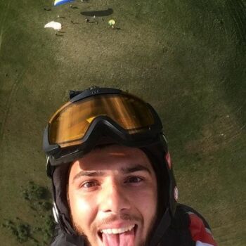 Otar è ora istruttore di parapendio in Georgia